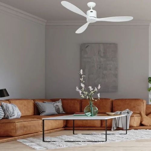 Ventilateur plafond design aeroplan dans un salon avec canapé marron 